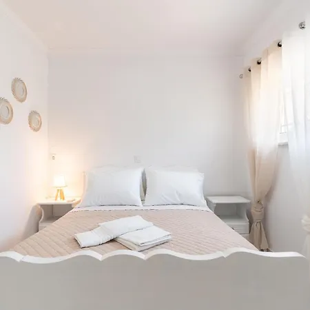 Absinthia Fanes Rhodes City