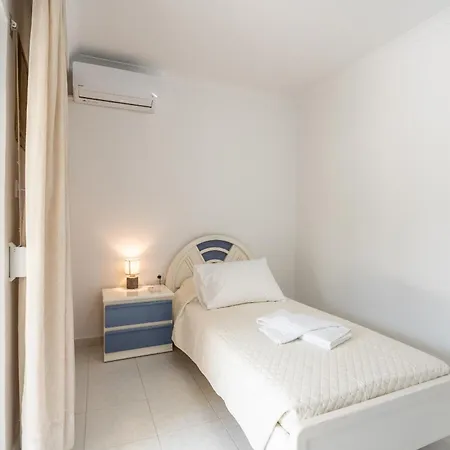 アパート Absinthia Fanes *