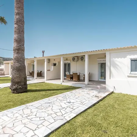 Absinthia Fanes شقة