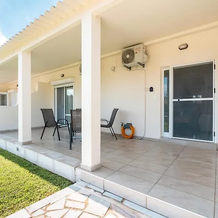 Absinthia Fanes アパート