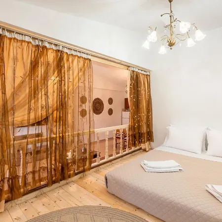 Absinthia Fanes Апартаменти *