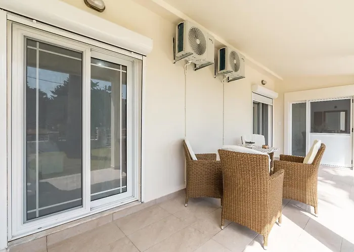 Absinthia Fanes Rhodes City